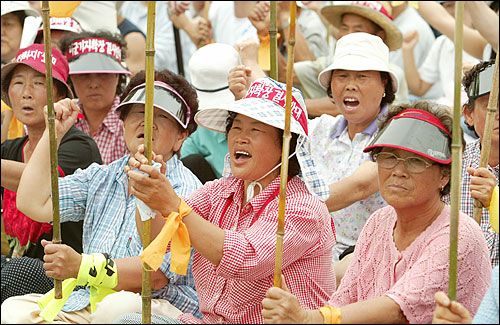 10일 오후 경기도 평택 대추리 대추초등학교에서 열린 '미군기지 확장 저지와 한반도 전쟁반대 7.10 평화대행진'에 참석한 주민들이 함성을 외치고 있다. 